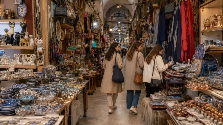 بازار روسها در وان و گردشگران در حال خرید سوغات و ظروف