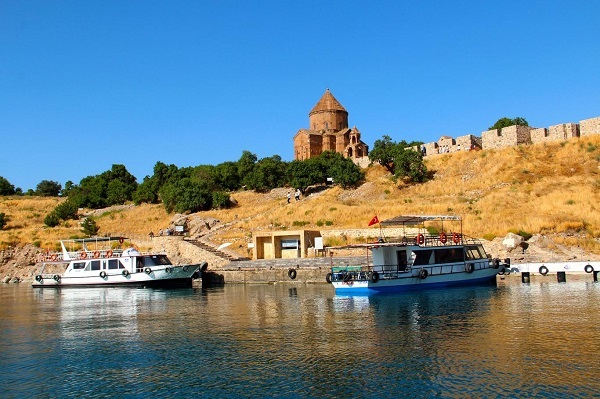 جزیره آکدامار نگین زیبای دریاچه وان ترکیه