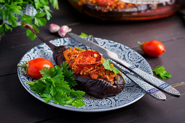 کارنی‌یاریک (Karnıyarık): طرز تهیه، تاریخچه و رسپی بادمجان شکم‌پر ترکی