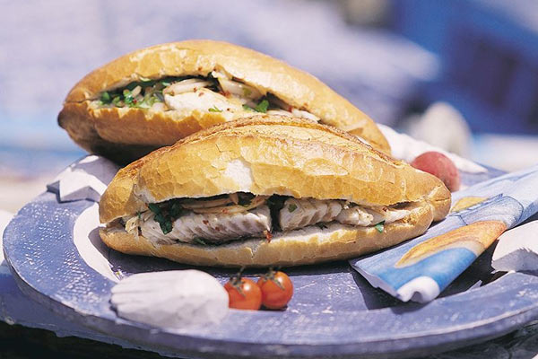 بالیک اکمک Balik Ekmek (ساندویچ ماهی کبابی)